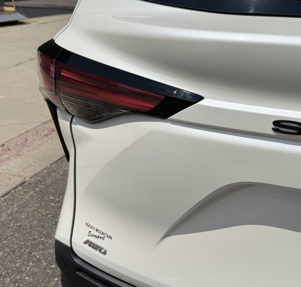 Used 2021 White Toyota XLE image 7