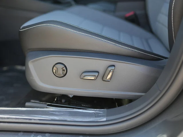 New 2026 Platinum Gray Metallic Volkswagen 1.5T SE image 28