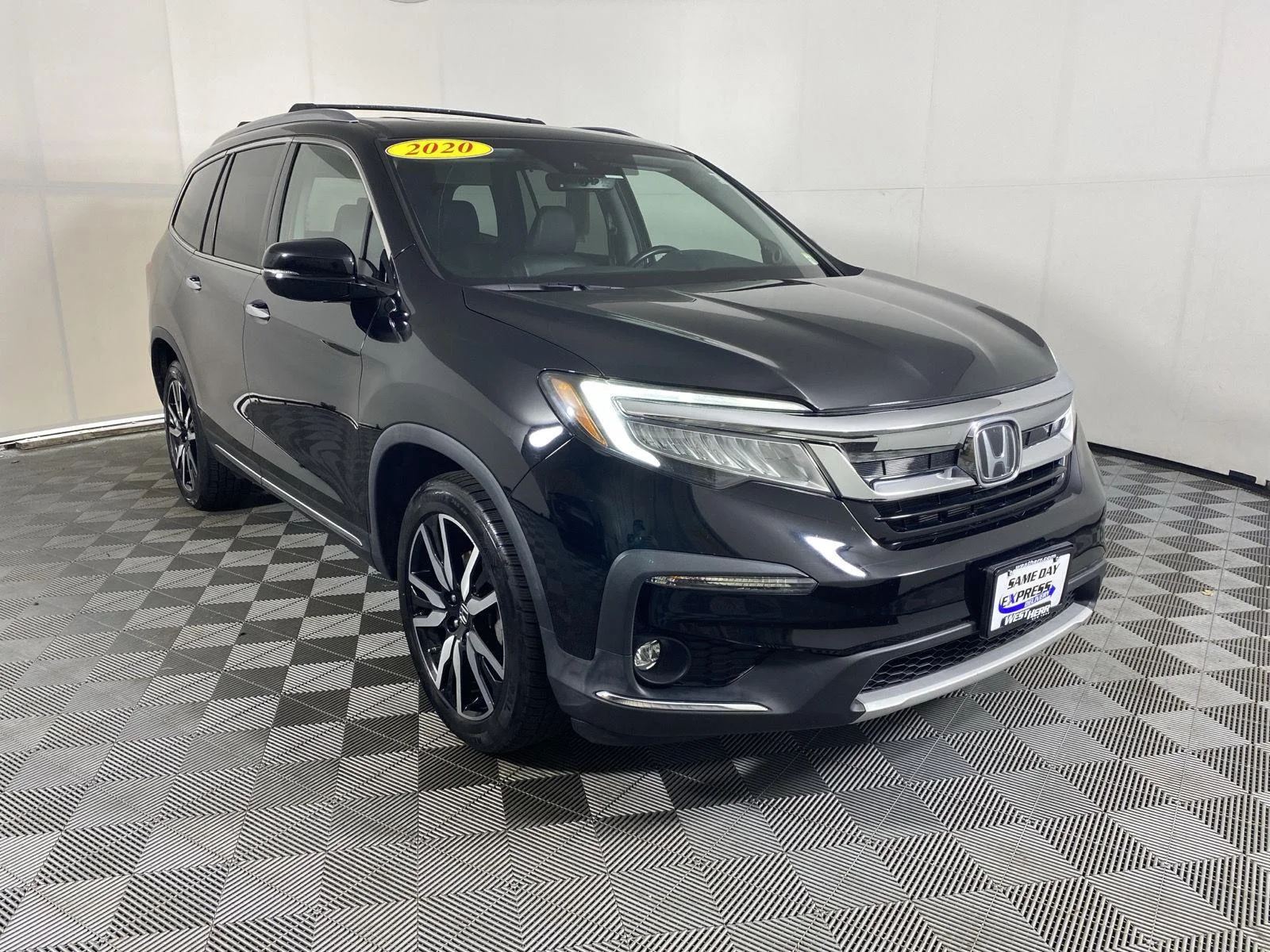 Used 2020 Crystal Black Pearl Honda Touring w/Rear Captain