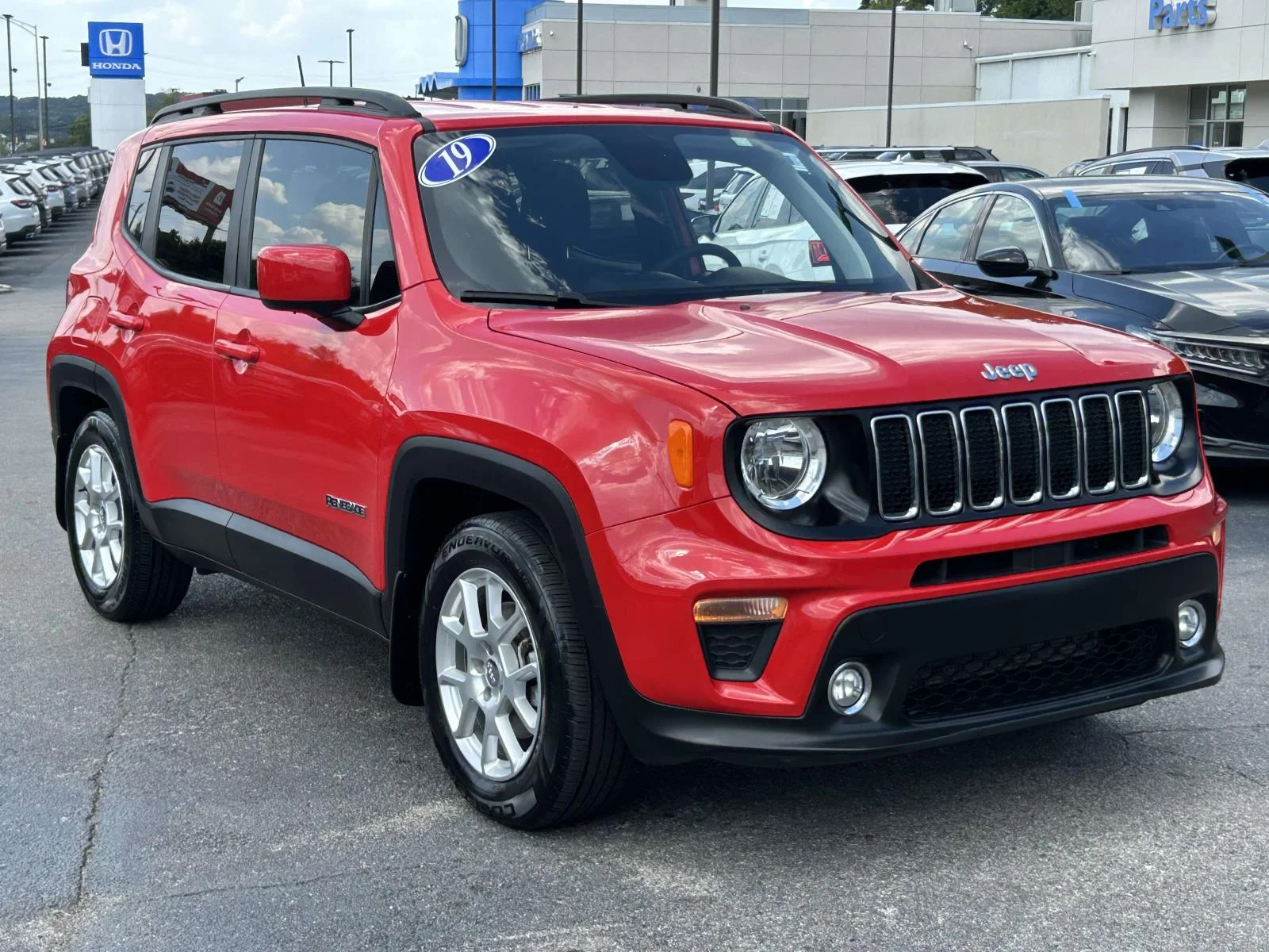 Used 2019 Red Jeep Latitude FWD image 5