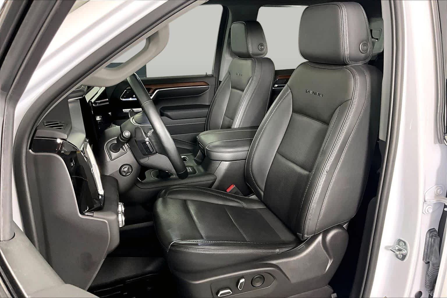 Used 2023 White Frost Tricoat GMC Denali image 8