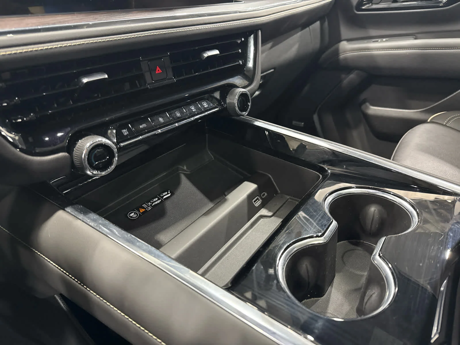 2025 Chevrolet Suburban Premier - Photo 21