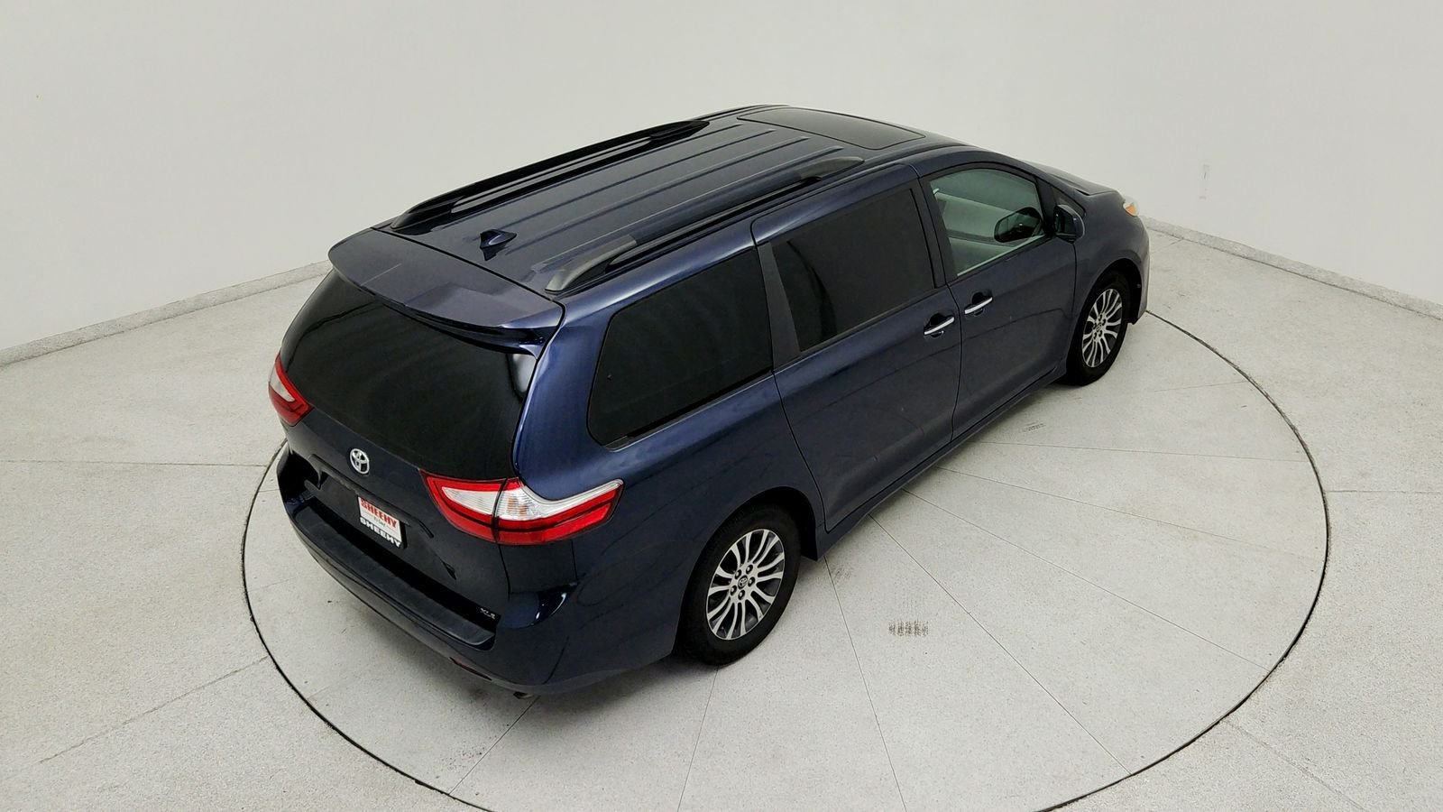 Used 2019 Beige Toyota XLE Premium image 19