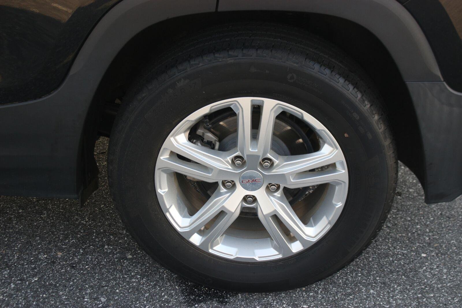 Used 2020 EBONY TWILIGHT METALLIC GMC SLE image 37