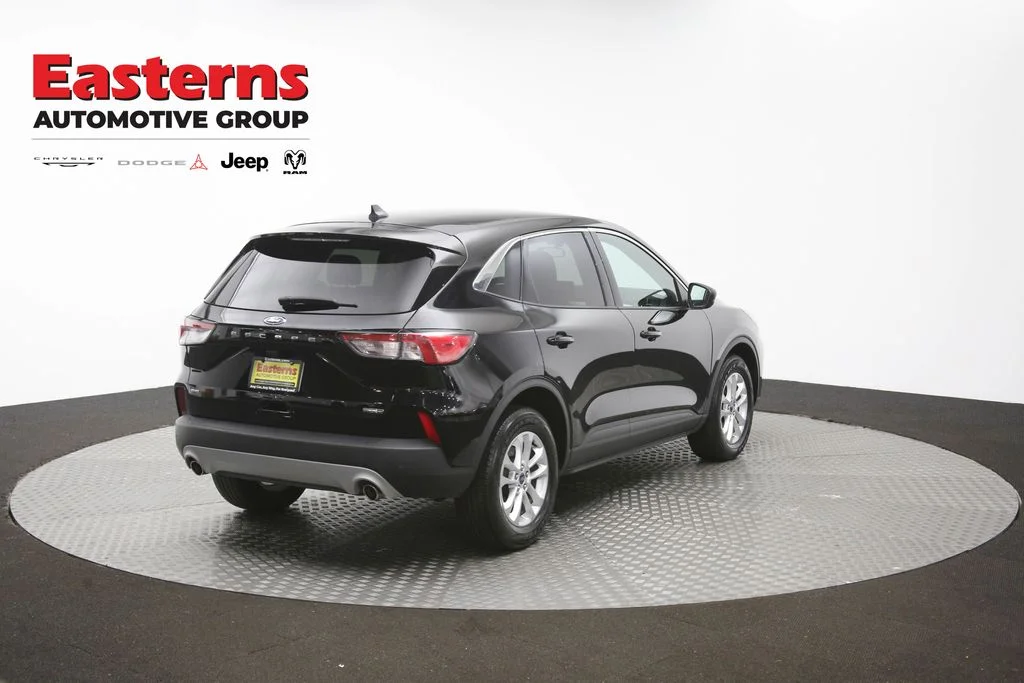 Used 2022 Black Ford SE image 39