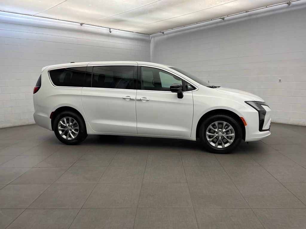 New 2027 Bright White Clear-Coat Exterior Paint Chrysler Select image 2