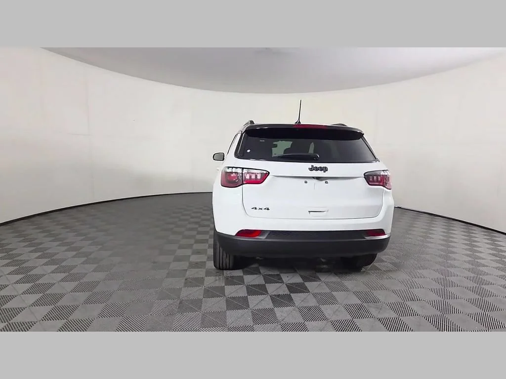 New 2026 Bright White Clear-Coat Exterior Paint Jeep Limited Altitude image 27