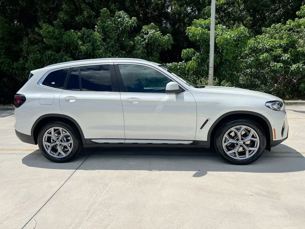 Used 2024 White Metallic BMW xDrive30i image 8
