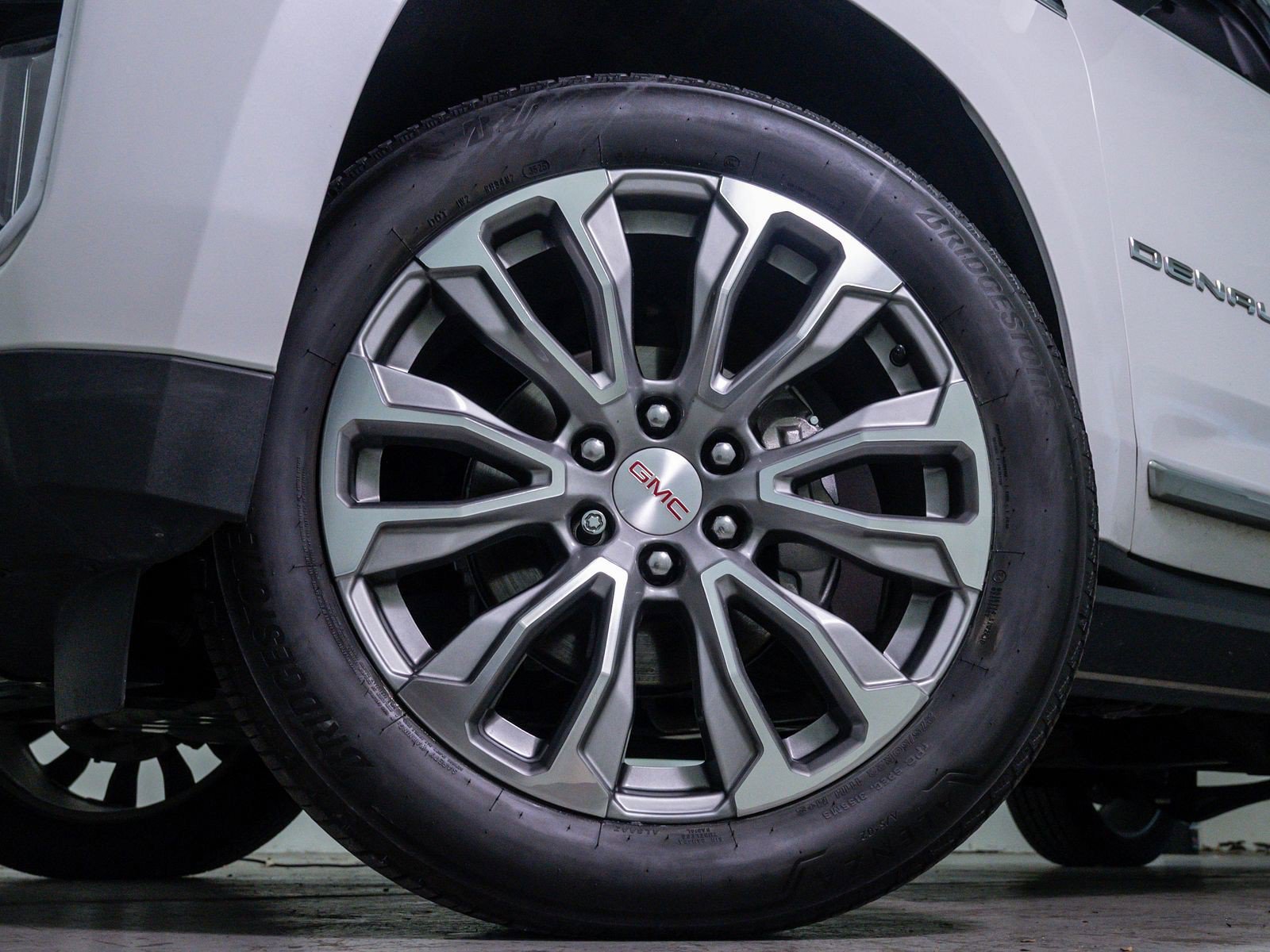 Used 2022 White Frost Tricoat GMC Denali image 6