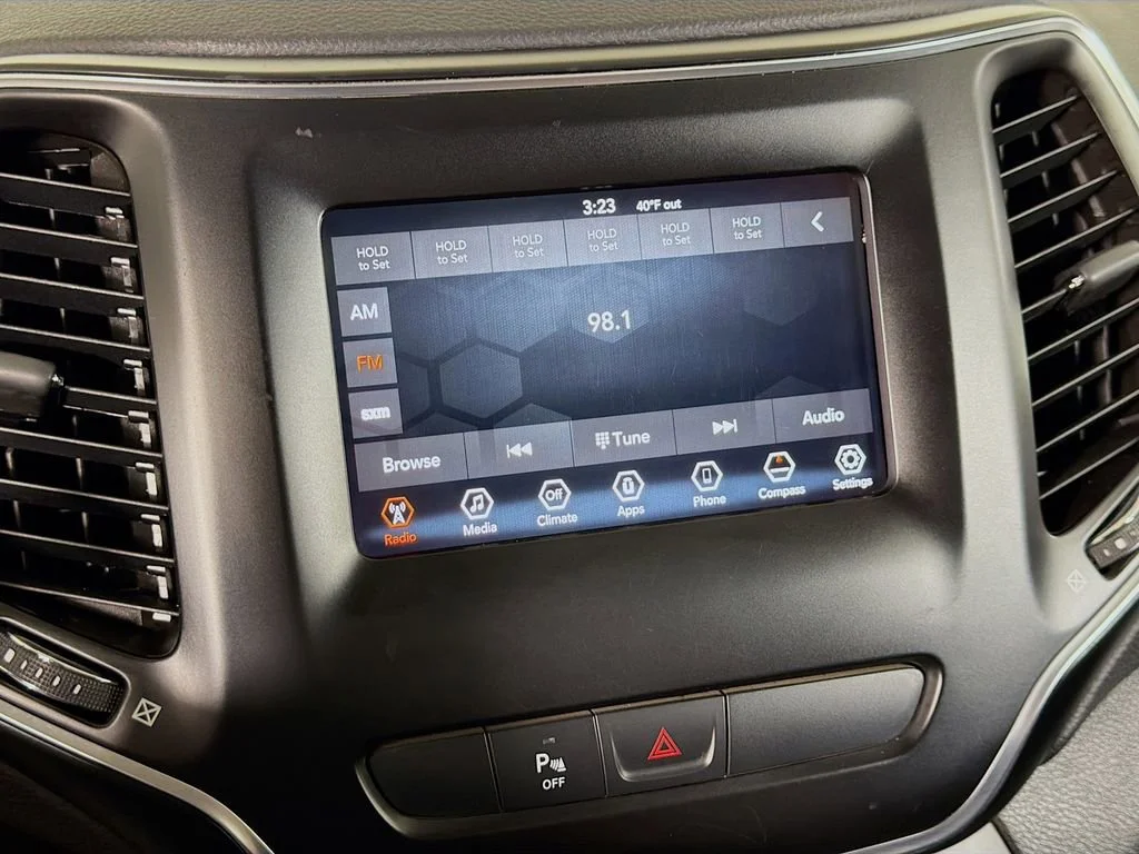 Used 2019  Jeep Latitude Plus image 15