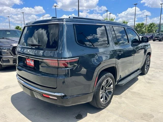Used 2023  Jeep Base image 6