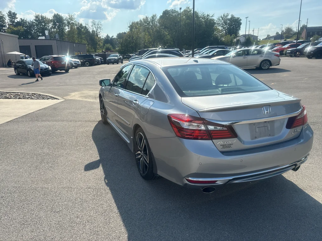 Used 2016 Lunar Silver Metallic Honda Touring image 5