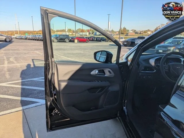 2026 Chrysler Pacifica Limited - Photo 9