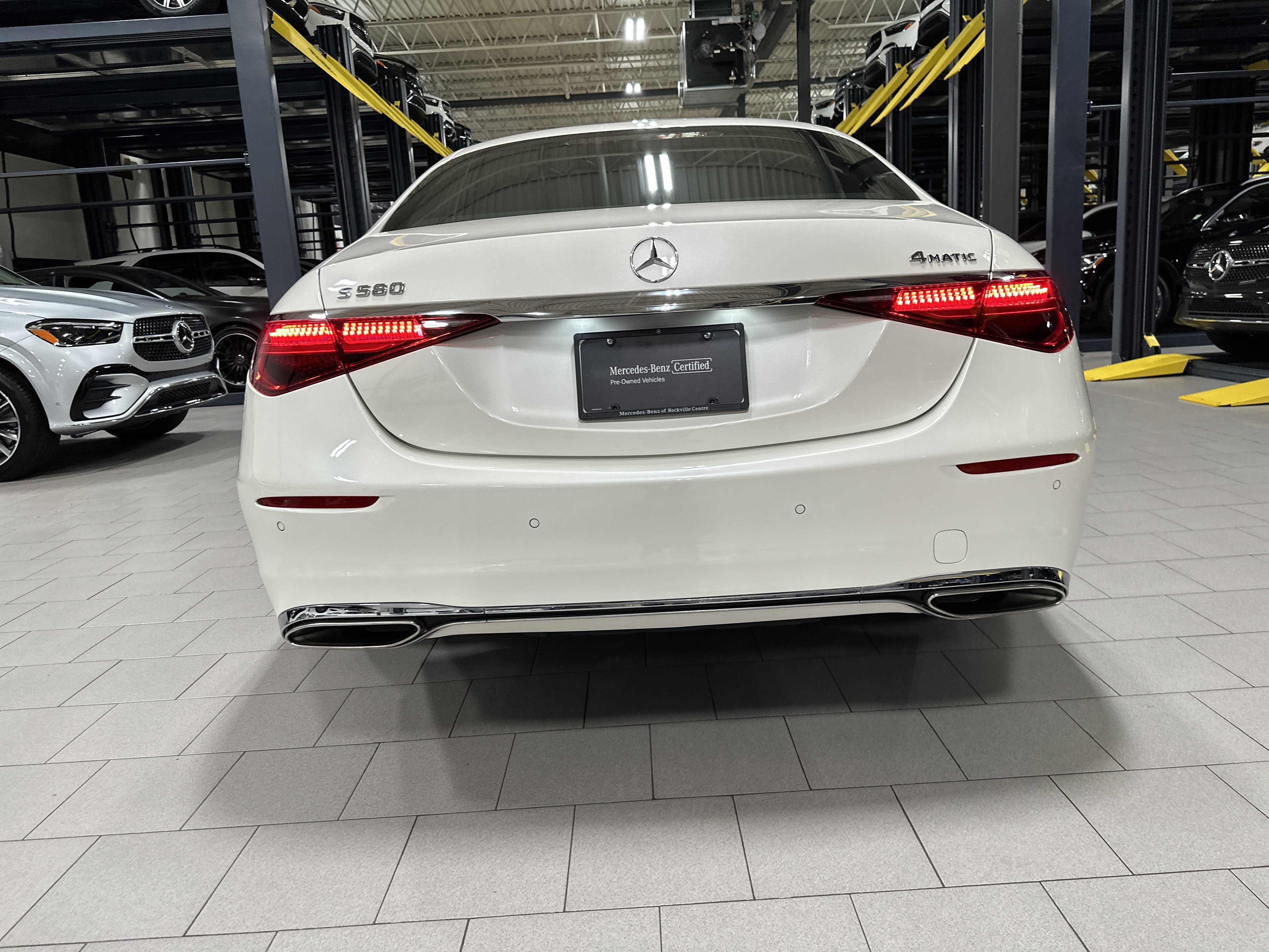 Certified Used 2023 MANUFAKTUR Diamond White Mercedes-Benz S 580 image 4