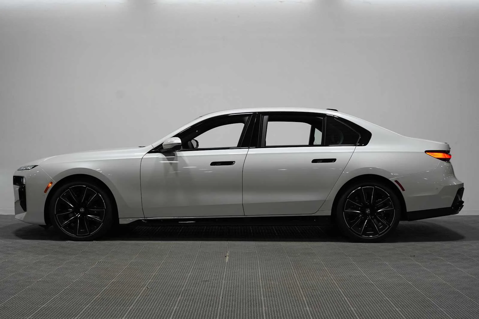 New 2026 Mineral White Metallic BMW 760i xDrive image 4