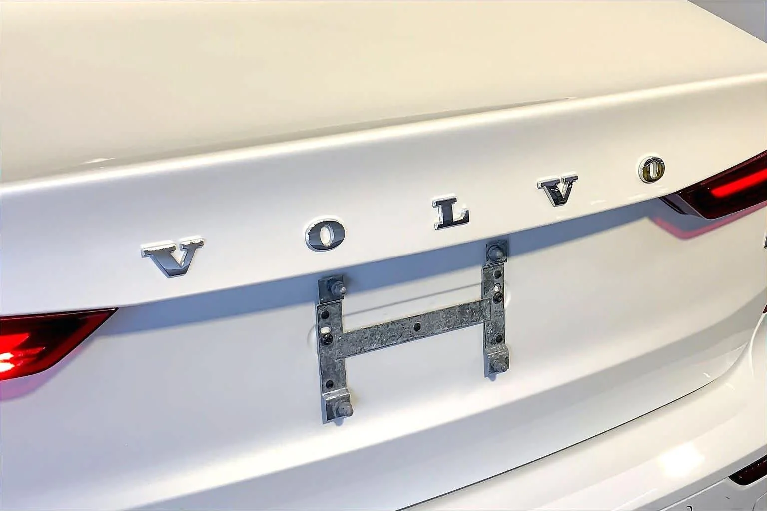 Used 2025 Crystal White Pearl Volvo Core image 33