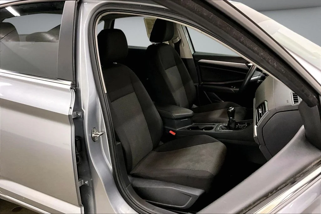 Used 2020 Silver Volkswagen 1.4T S image 28