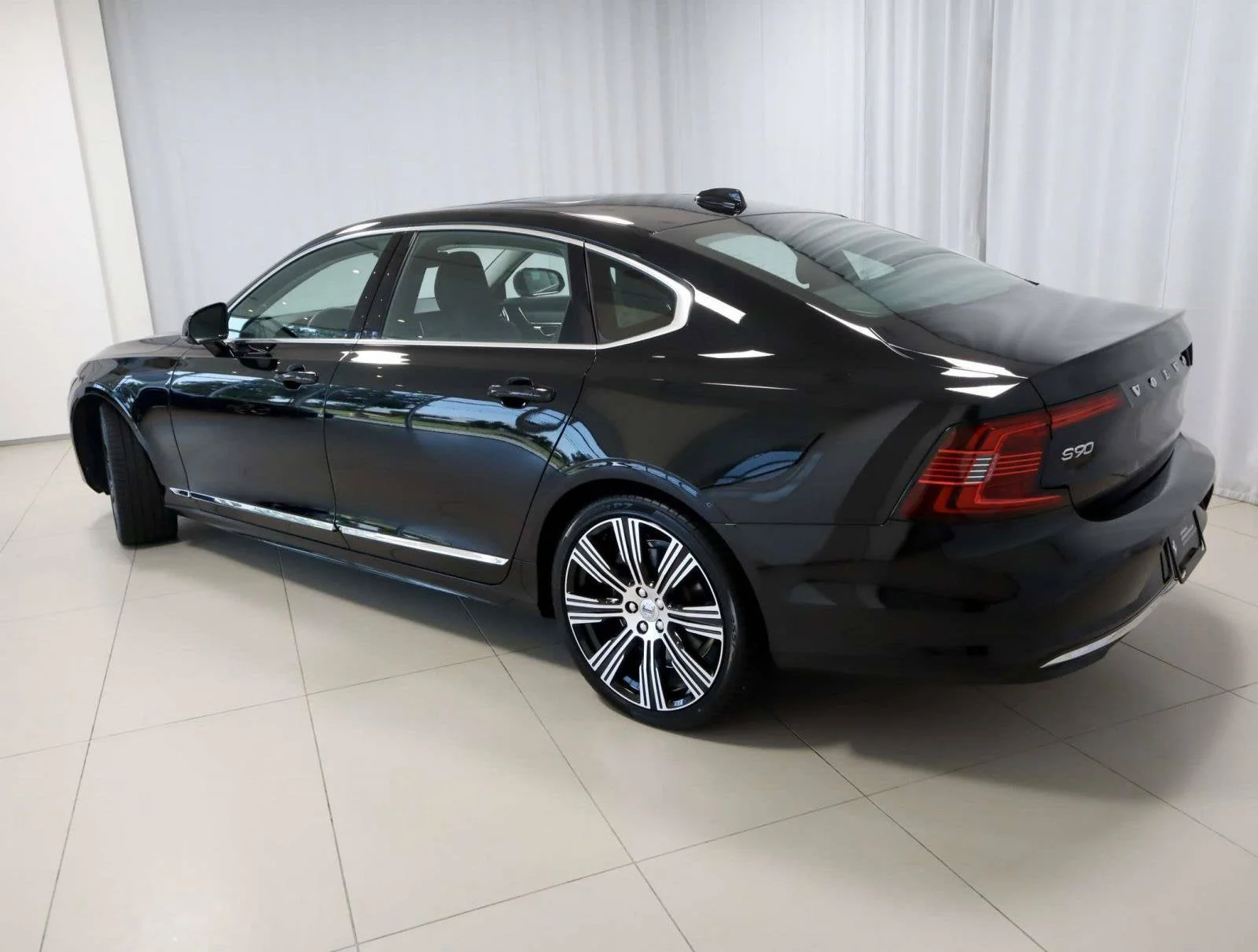 Used 2023 Black Stone Volvo Ultimate image 3