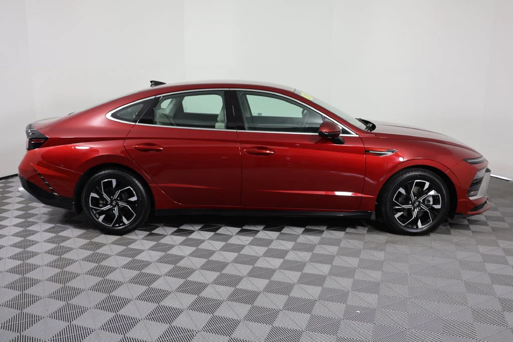 Used 2025 Red Hyundai SEL image 9