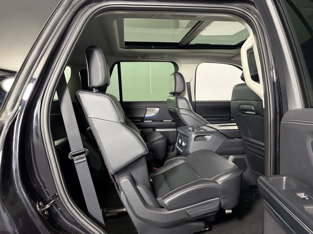 Used 2025 Black Metallic Ford Platinum image 29