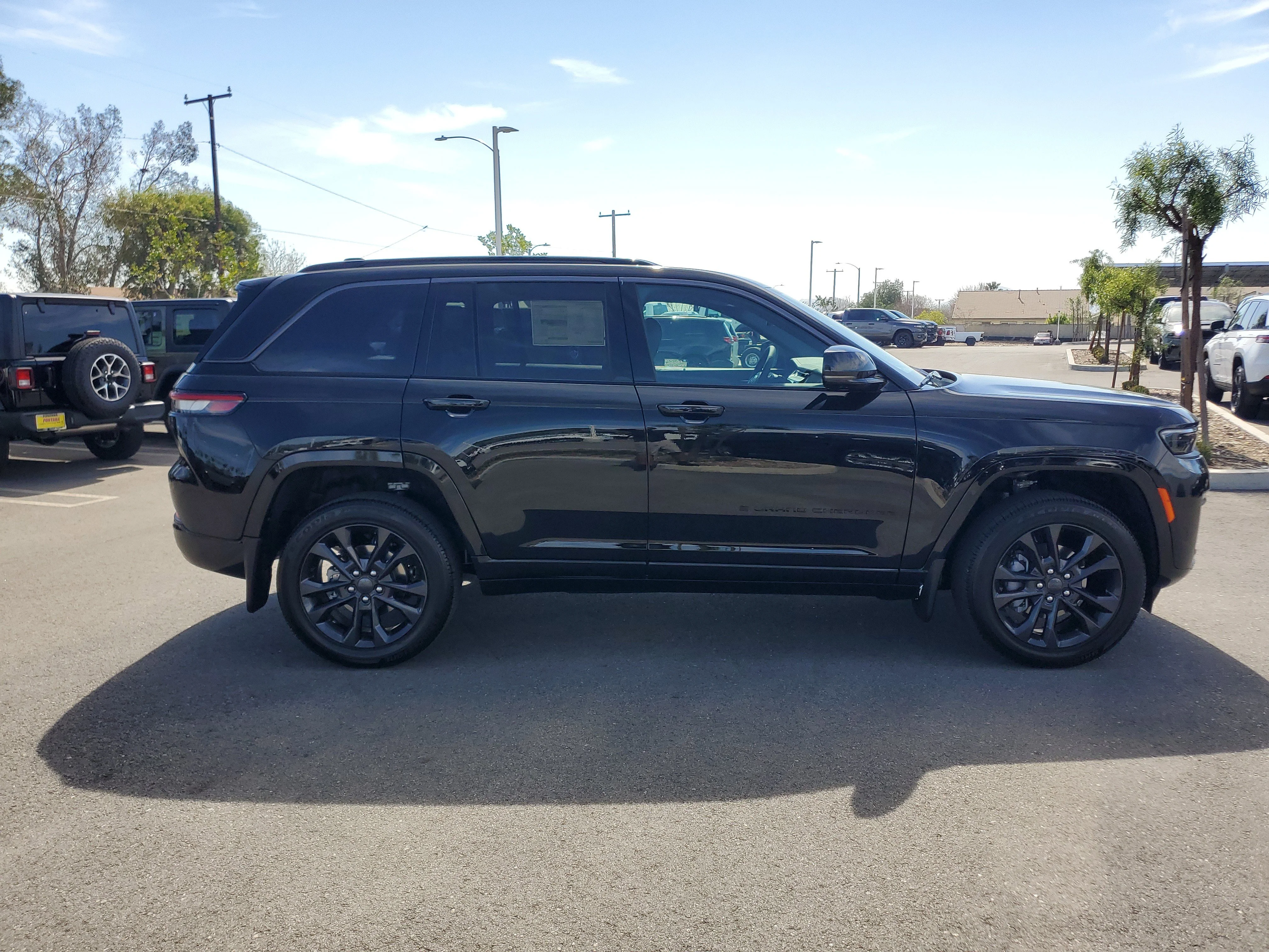 New 2026 Diamond Black Crystal Pearl-Coat Exterior Paint Jeep Limited image 6