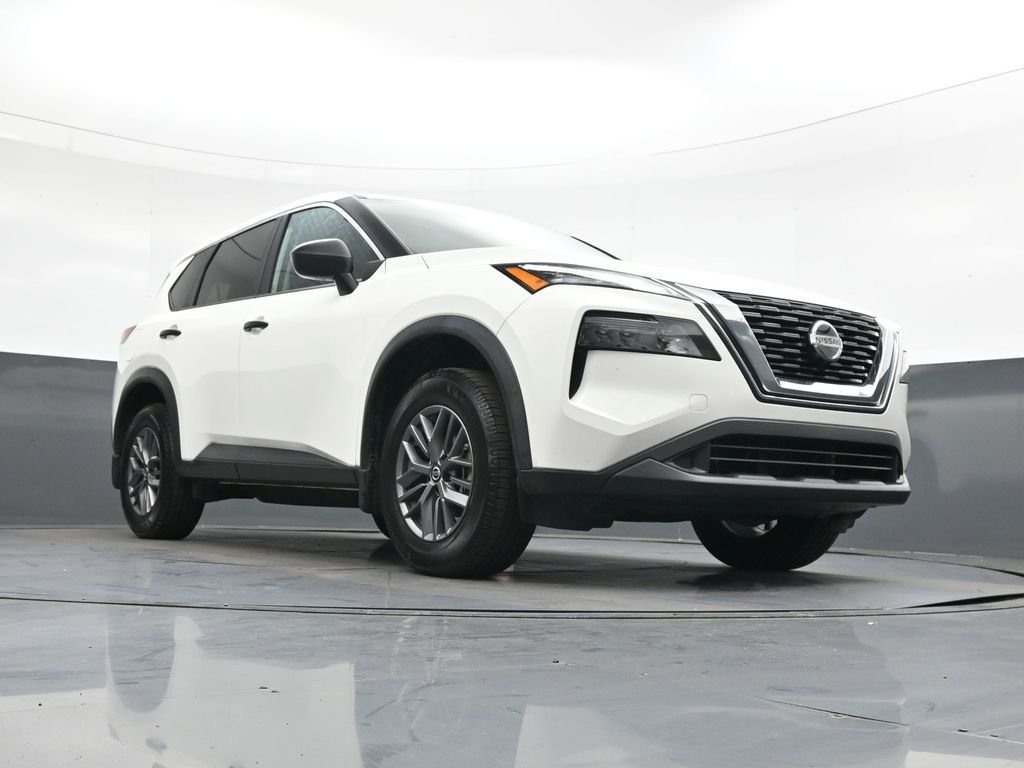 Used 2021 White Nissan S image 41