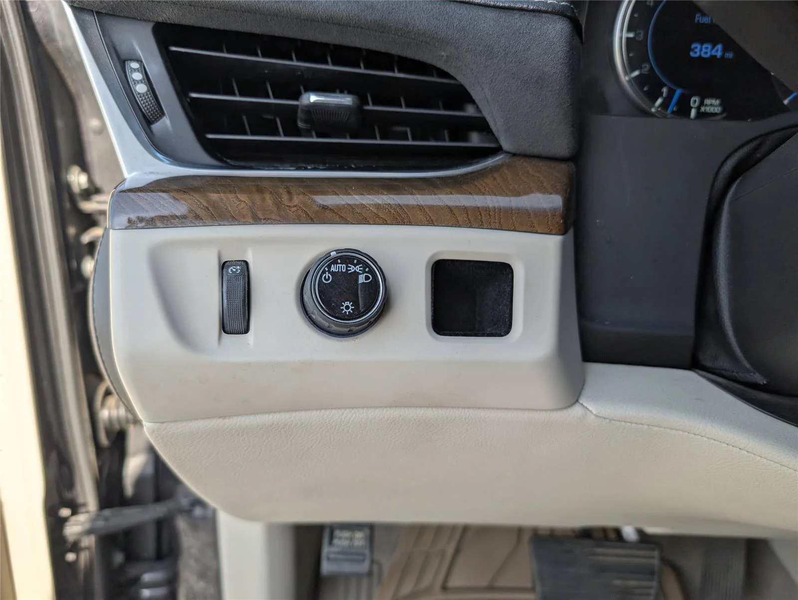 Used 2018 DARK GRANITE METALLIC Cadillac Luxury image 23