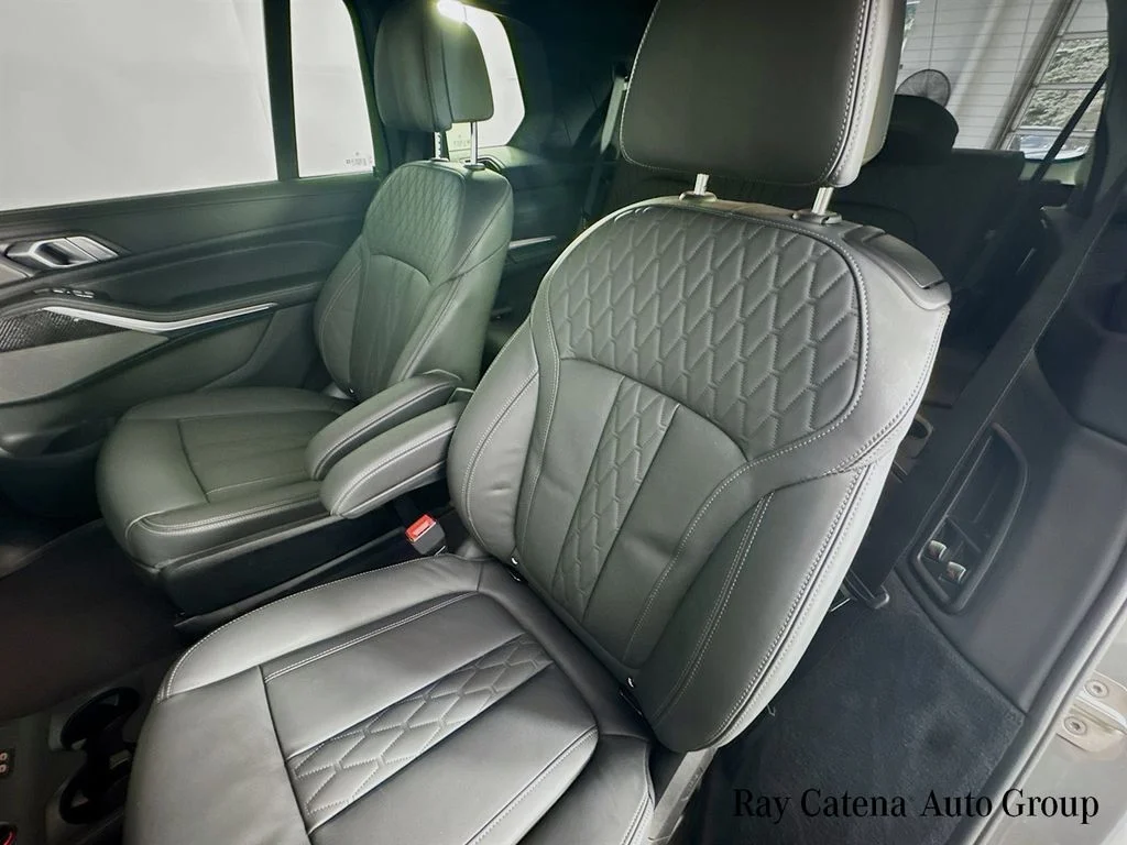 Used 2024 Gray BMW M60i image 26