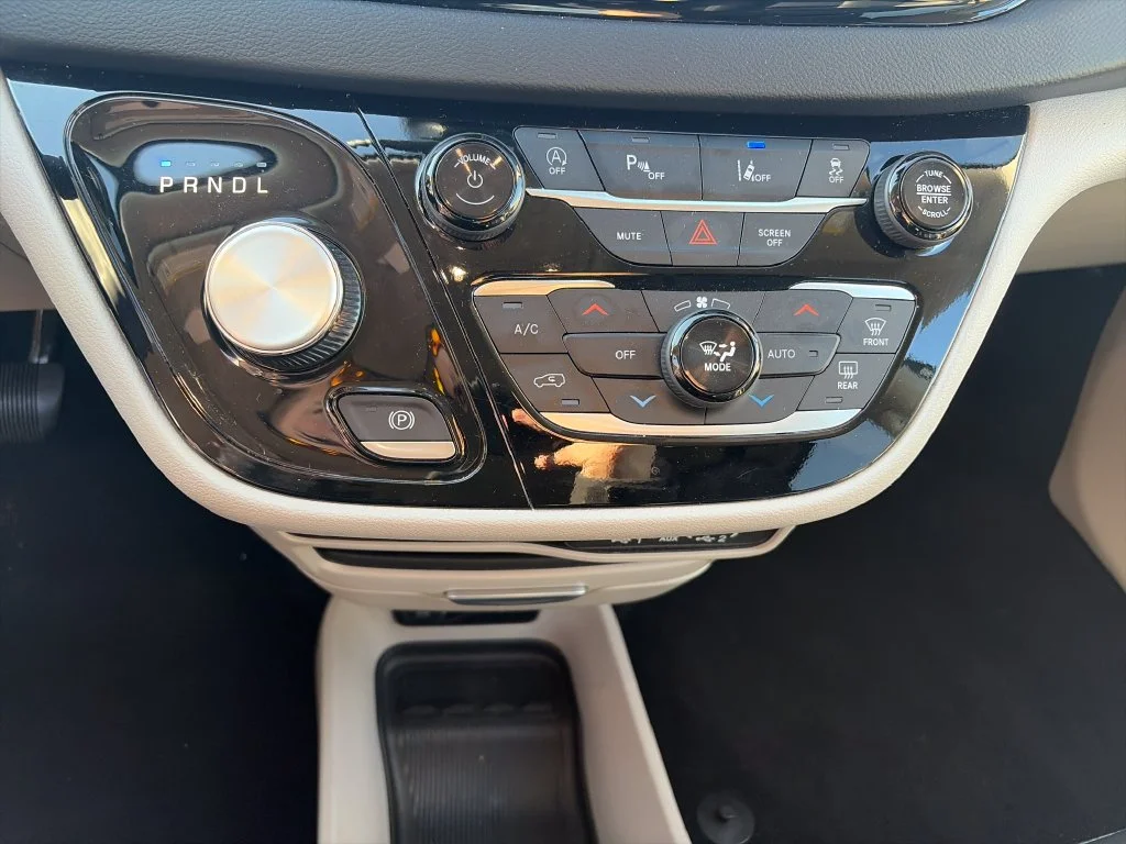 2024 Chrysler Pacifica Touring L - Photo 18