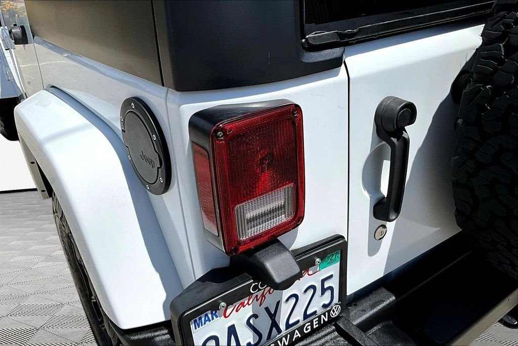 Used 2016 White Jeep Unlimited Sahara image 22