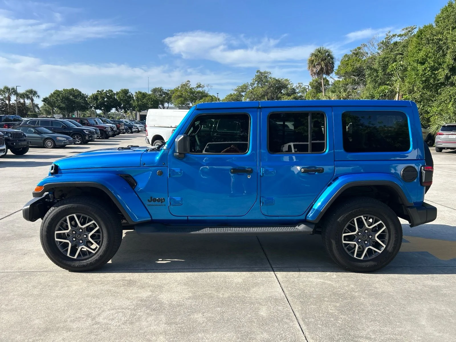Used 2025 Blue Pearl Jeep Sahara image 2
