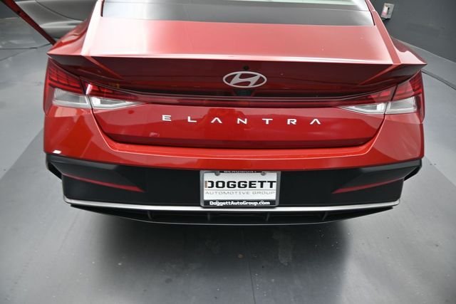 Used 2025 Red Hyundai SEL Convenience image 23