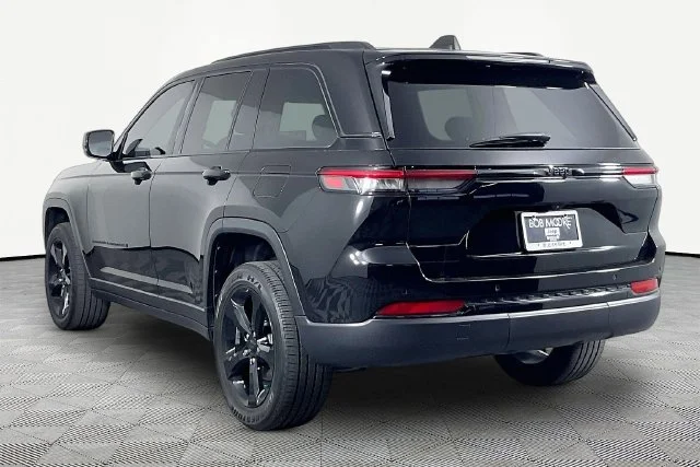 Used 2024 Black Jeep Altitude image 3