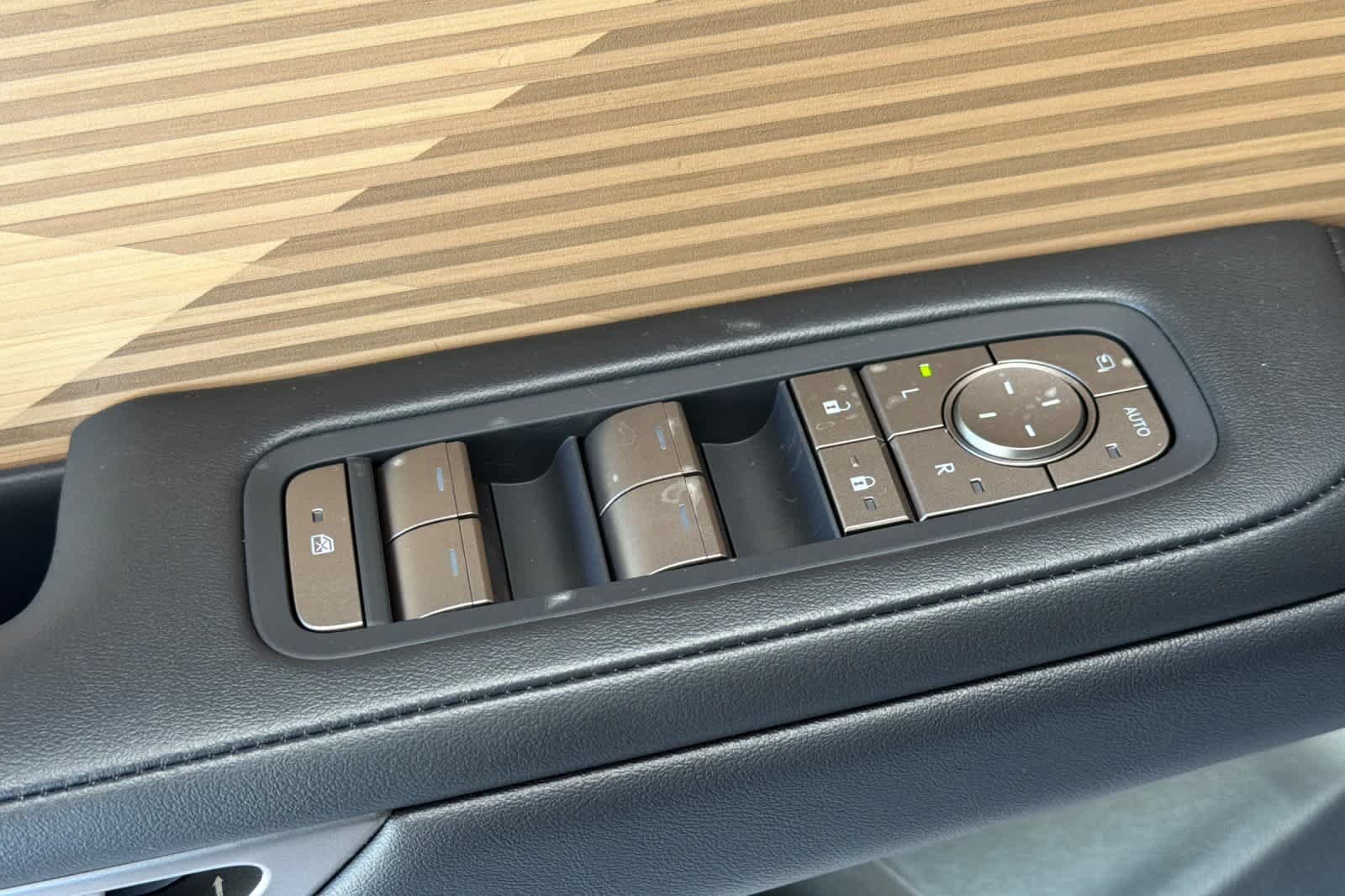 2026 Lexus ES BEV 350e Luxury - Photo 13