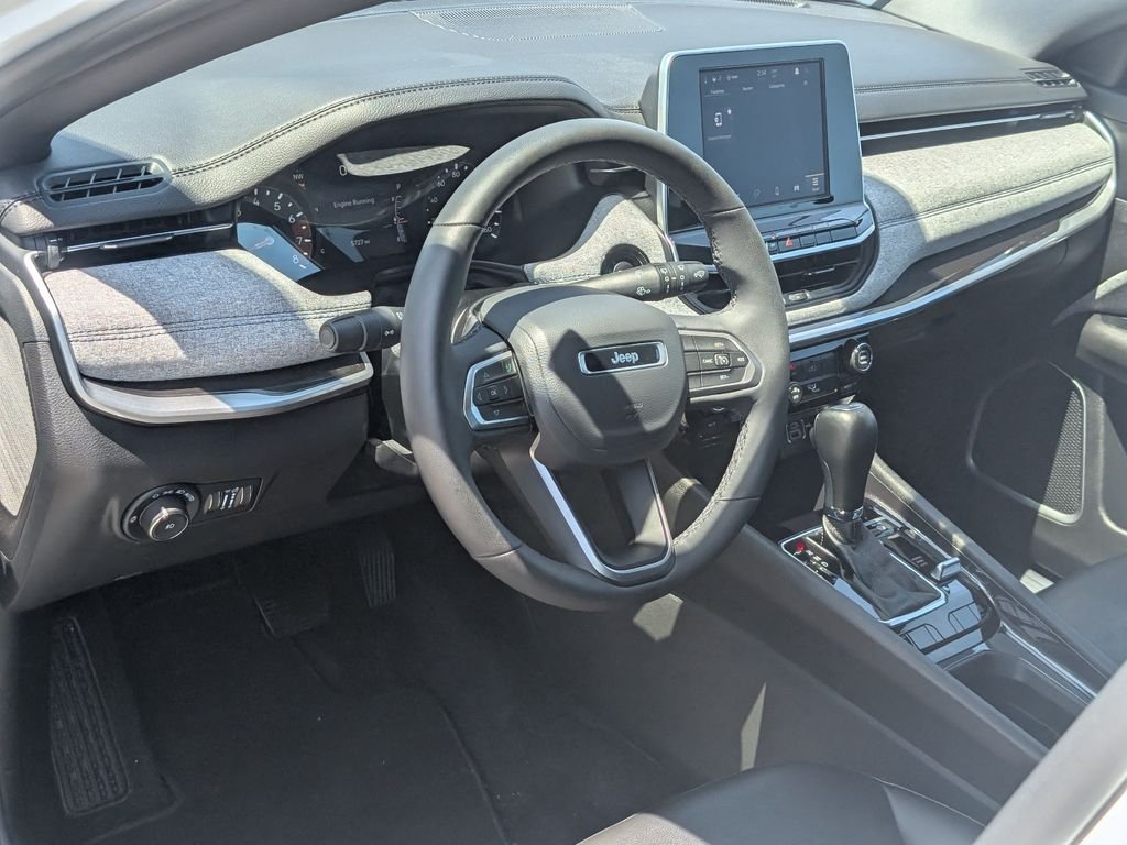 Used 2025 White Jeep Latitude image 14