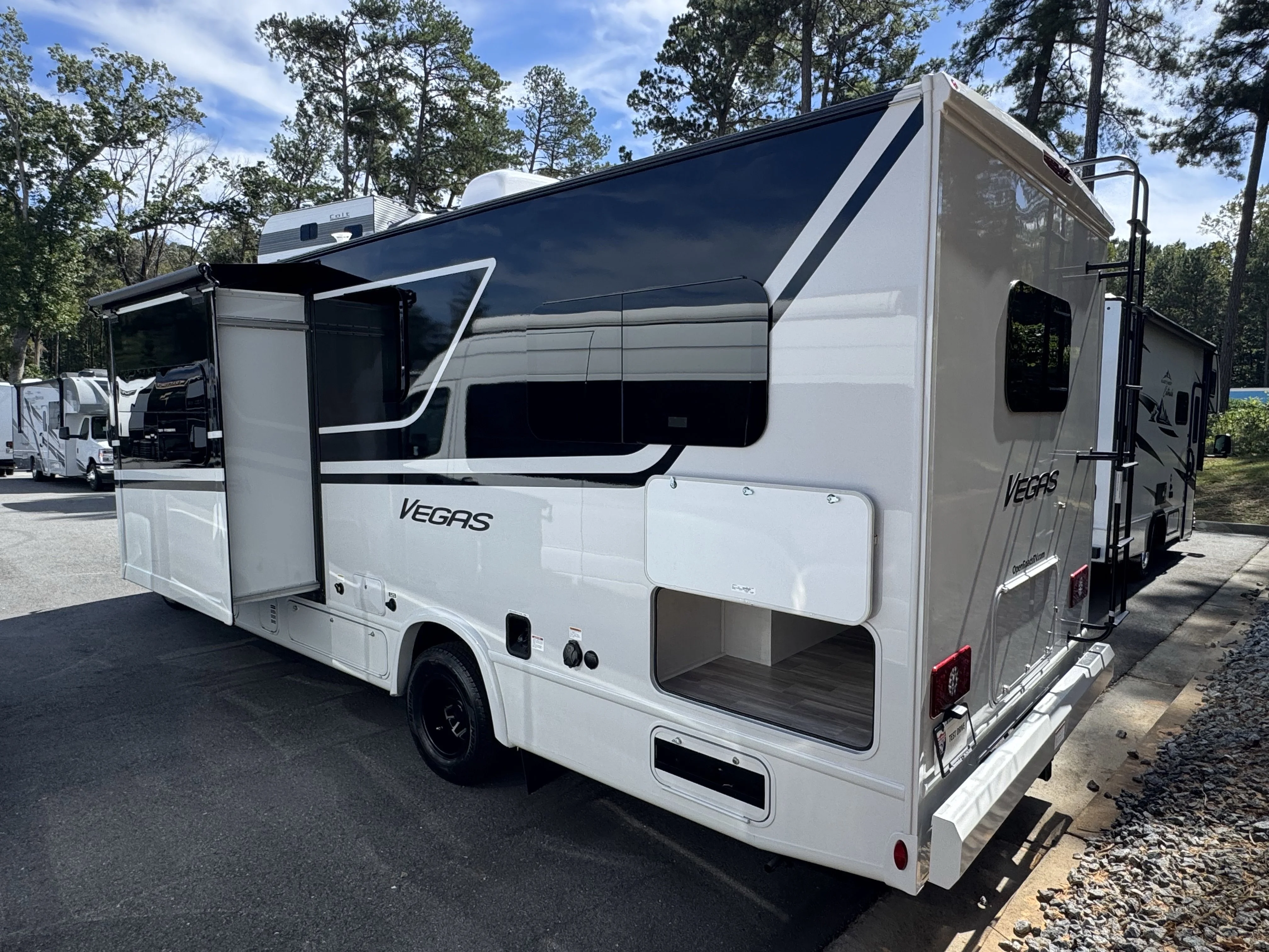 New 2026  Thor Motor Coach  image 4