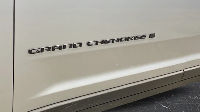 New 2026 Silver Zynith Exterior Paint Jeep Limited image 40