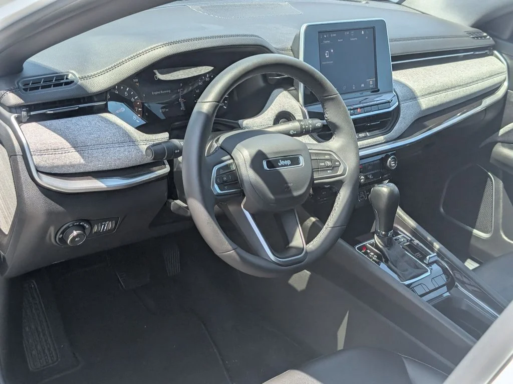 Used 2025 White Jeep Latitude image 14