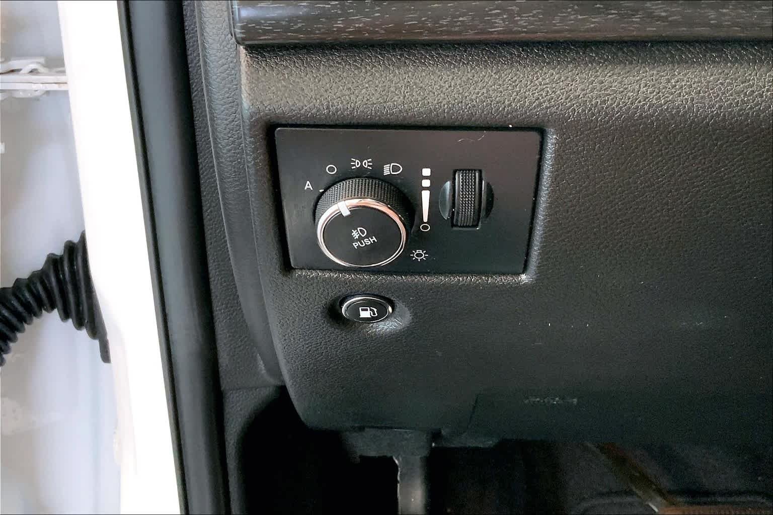 Used 2018 Bright White Clearcoat Jeep Altitude image 33