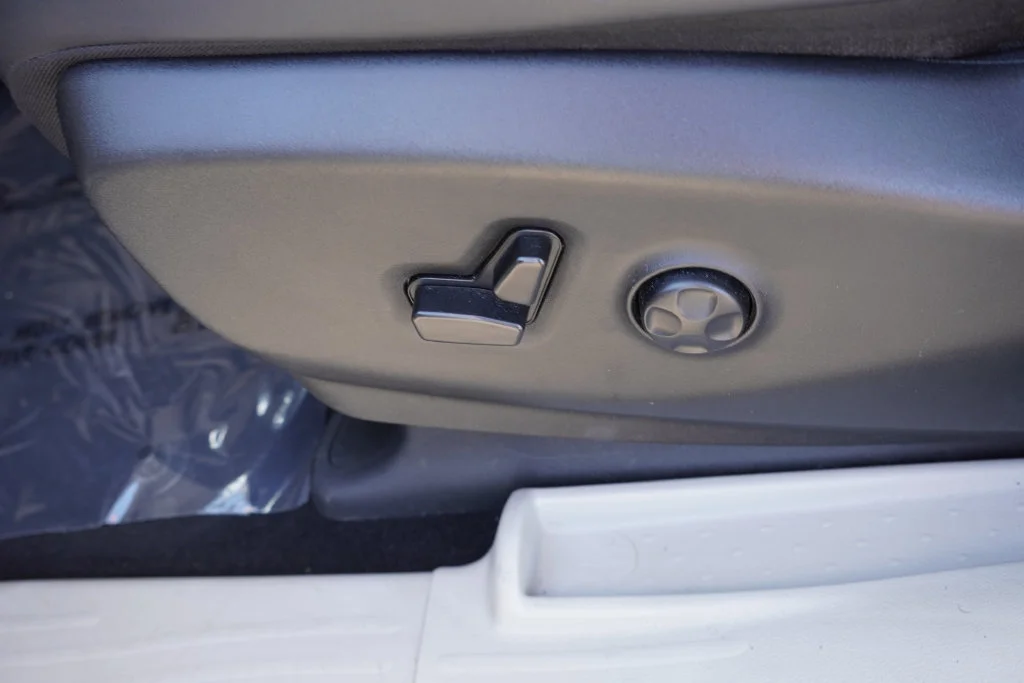 Used 2024 White Chrysler Select image 27