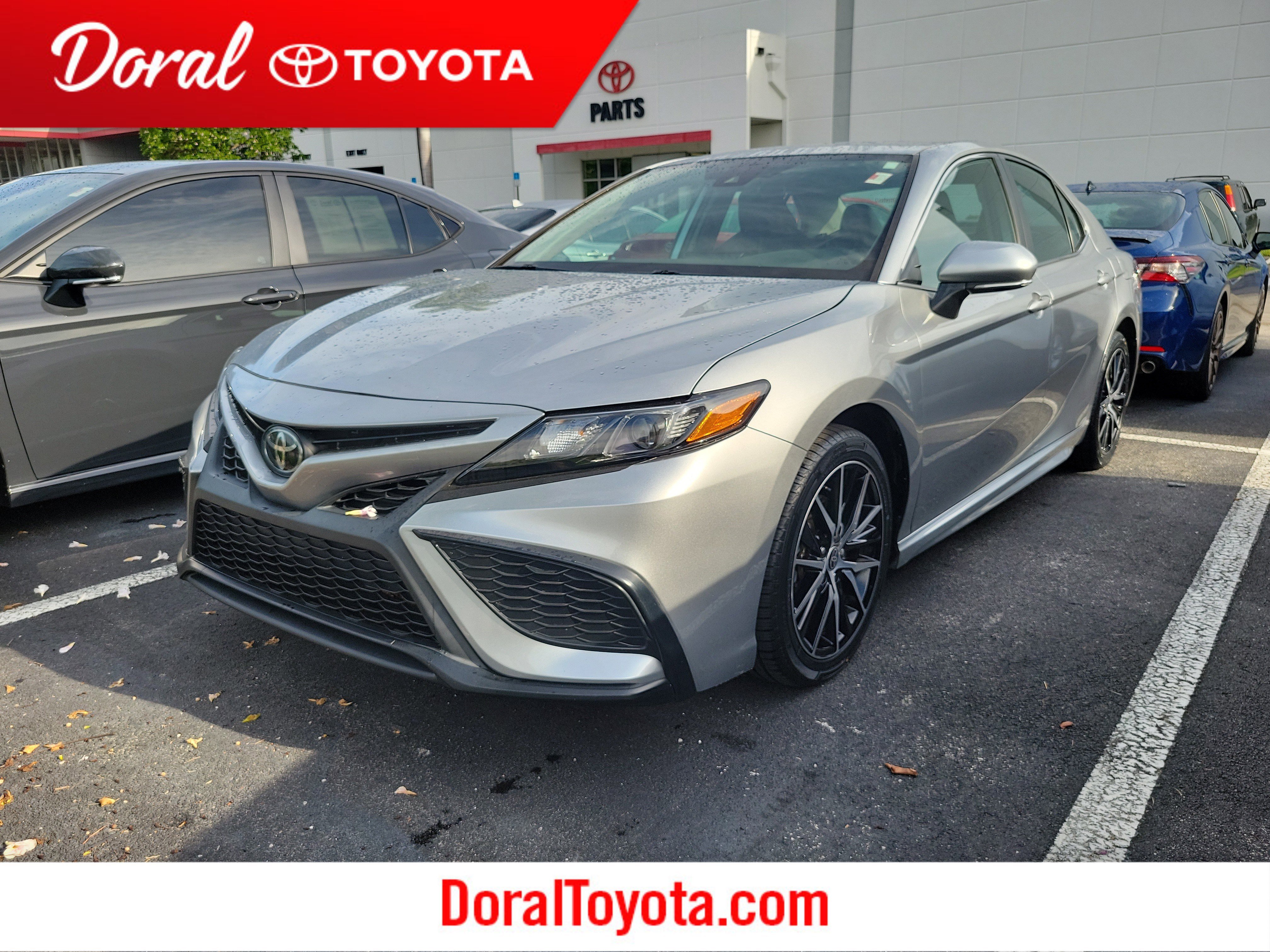 2024 Toyota Camry SE's photo