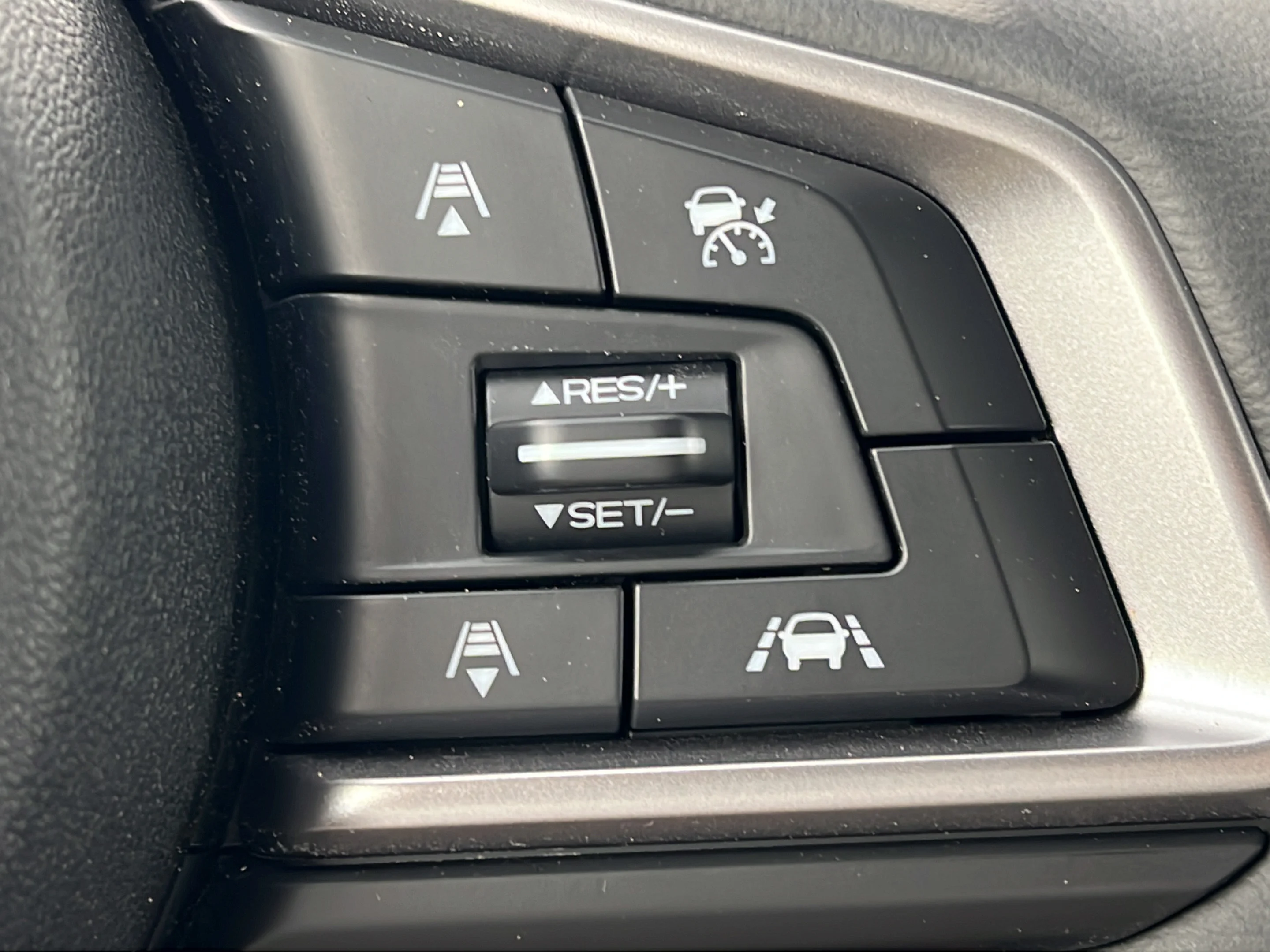 Used 2019 Ice Silver Metallic Subaru Limited image 22
