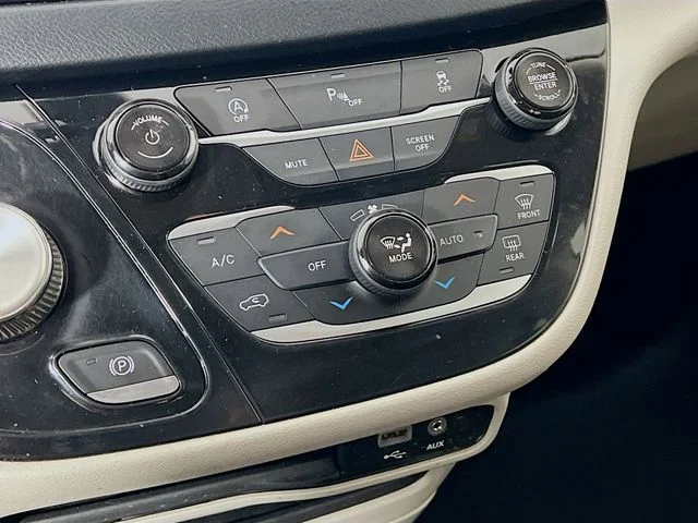 Used 2018 White Chrysler Touring Plus image 19