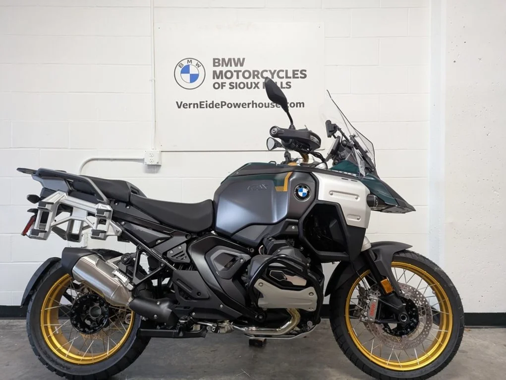 New 2026 Aurelius Green Metallic Matte BMW  image 1