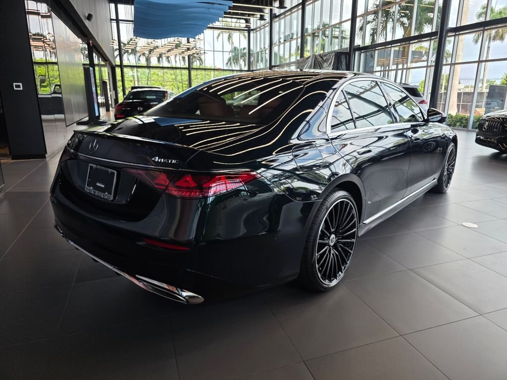 New 2027 Emerald Green Metallic Mercedes-Benz S 580 image 4