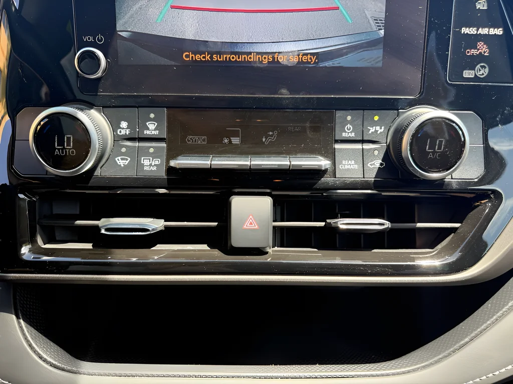 2023 Toyota Highlander LE - Photo 27