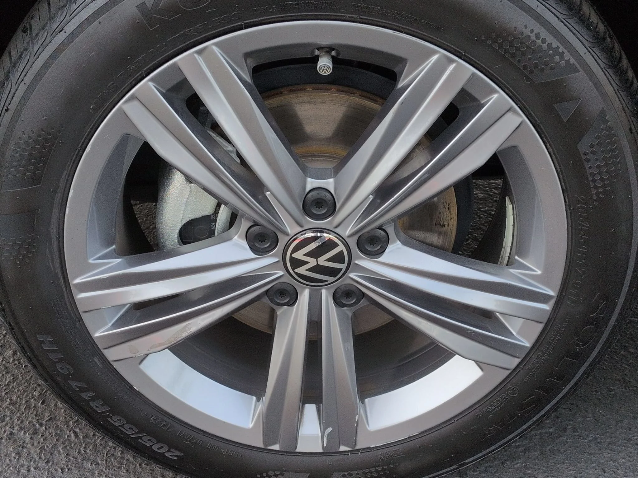 Used 2024 Deep Black Pearl Volkswagen SE w/Sunroof image 11
