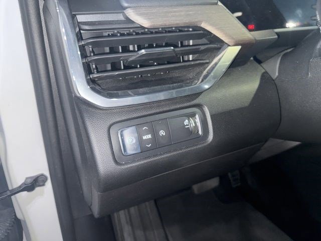 Used 2024 White Frost Tricoat GMC FWD Denali image 11