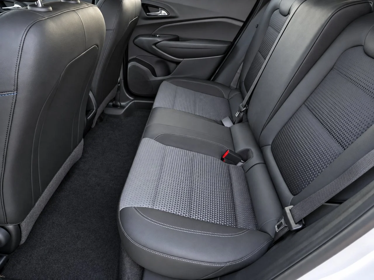 Used 2024 Summit White Chevrolet LT image 24