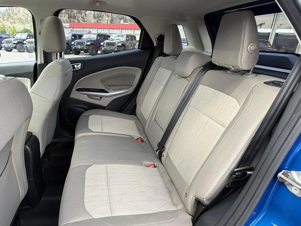 Used 2018 Blue Ford SE image 18